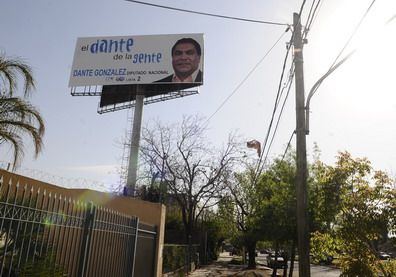 Dante Gonzalez afiches vía pública - Portada2