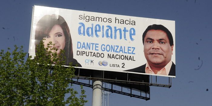 Dante Gonzalez afiches vía pública - Nota