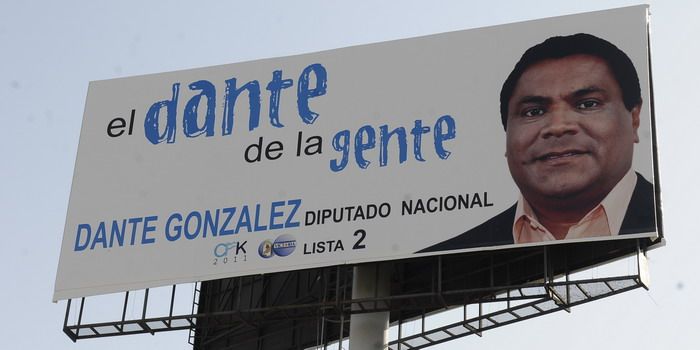 Dante Gonzalez afiches vía pública - Nota2