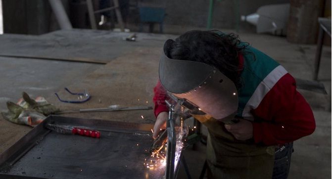 Adolescente soldando-taller yañez
