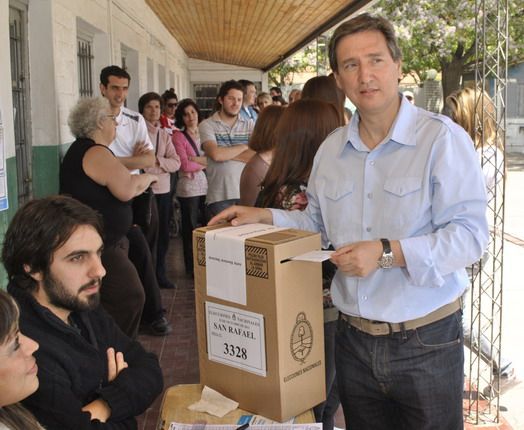 Emir votando Interior