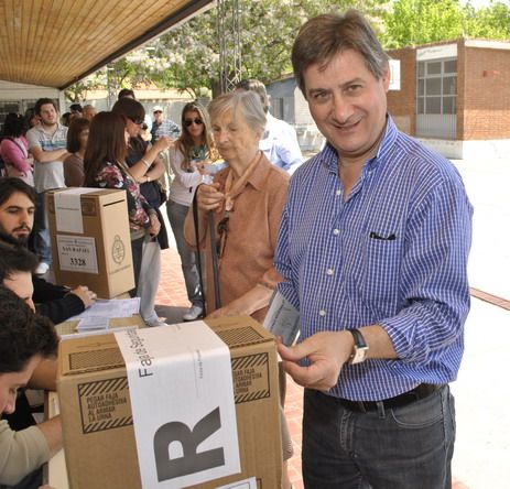 Omar votando interior