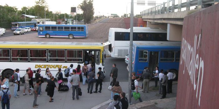 Terminal del Sol bloqueada pasajeros toman micros en la calle 1 N