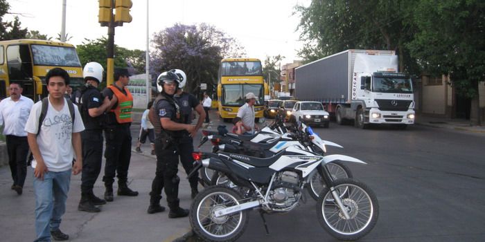 Terminal del Sol bloqueada pasajeros toman micros en la calle 2 N