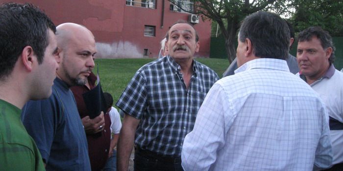 Terminal del Sol bloqueada pasajeros toman micros en la calle Calcagni N