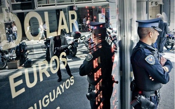 Dolar - policia custodia casa de cambio
