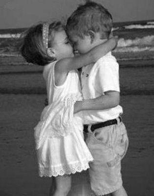 Ninos_besandose_en_la_playa_02