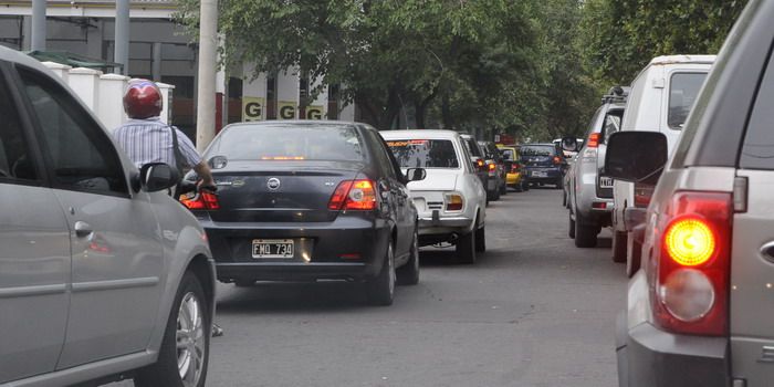Caos de tránsito por la vuelta de Mendoza - Nota3