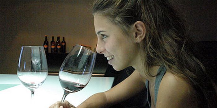 Degustanto vinos.jpg N