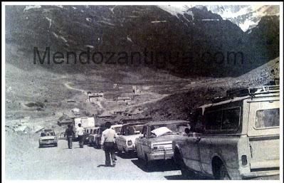Colas de autos en Las cuevas interior