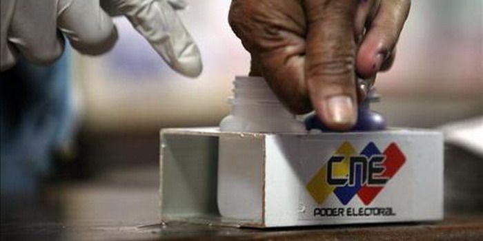 Elecciones venezulea urna nota