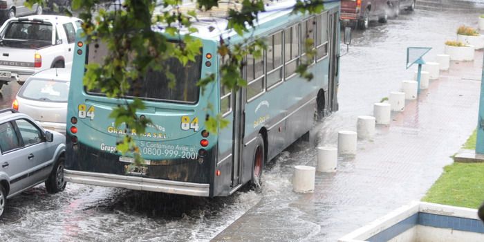 Lluvia en la ciudad carril Bandera de los Andes - nota2