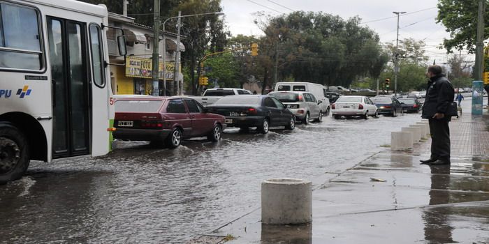 Lluvia en la ciudad carril Bandera de los Andes - nota3