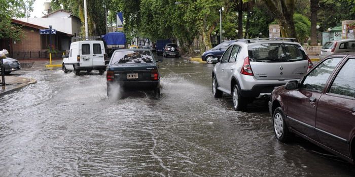 Lluvia en la ciudad calle Pelegrini Gllén- nota22