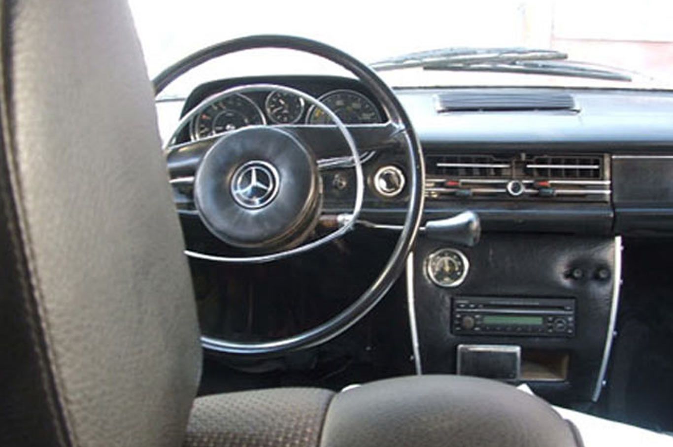 Mercedes 220-interior
