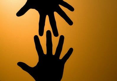 Dando una mano ayuda solidaridad P