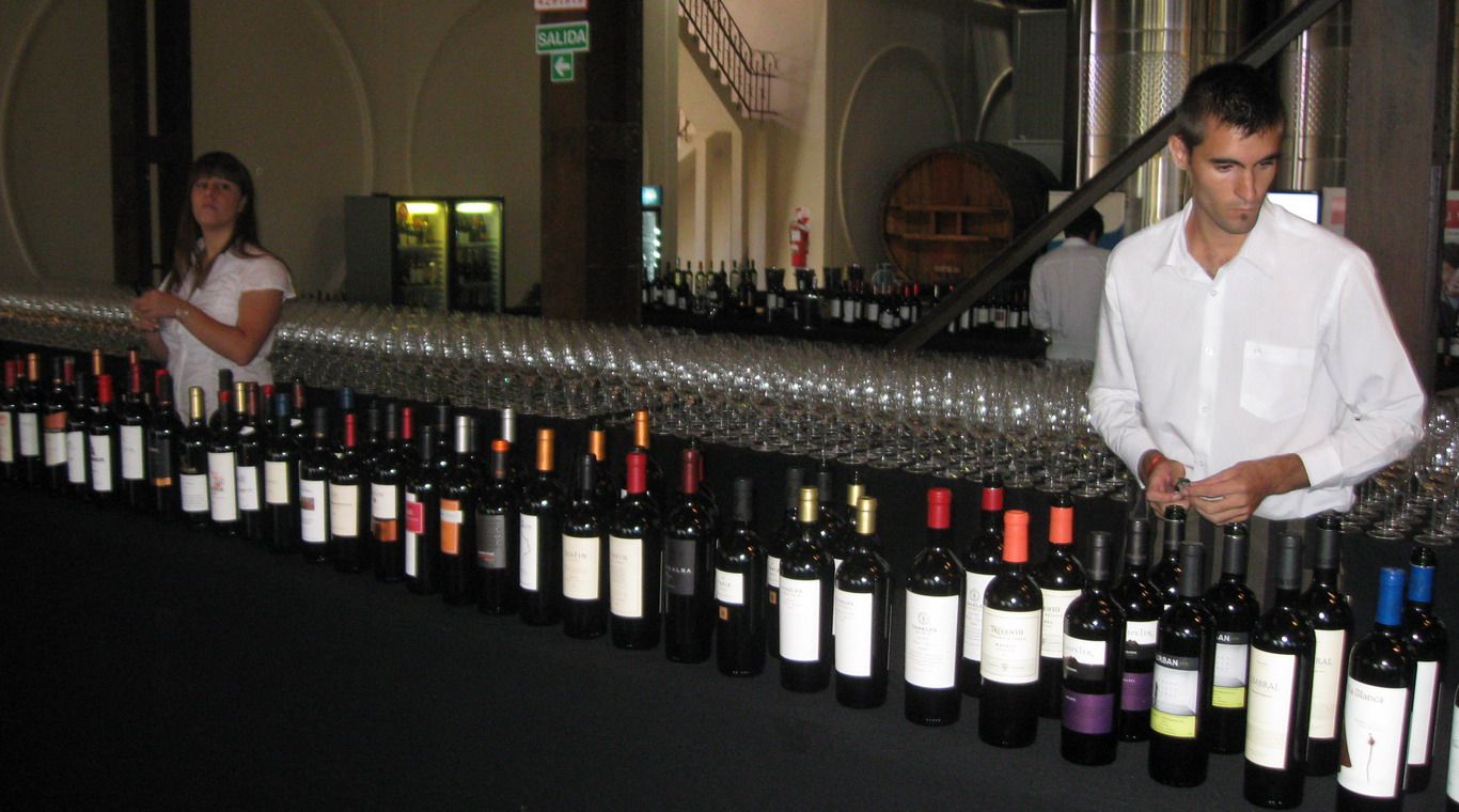 Agasajo vendimia mesa de vinos moos new