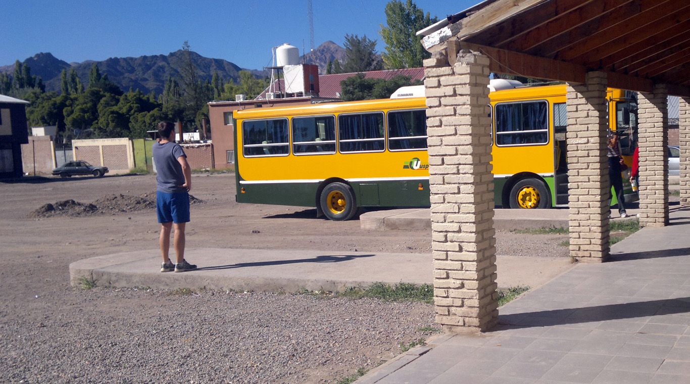 Expreso Uspallata ómnibus en terminal 3