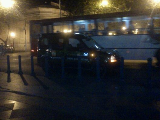 Camioneta Muni mendoza mal estacionada