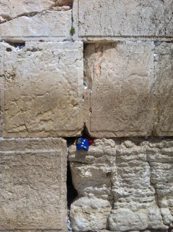 Muro de los lamentos gorra de capriles interior