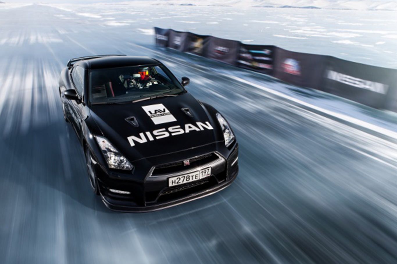 Foto 1 Nissan-GTR-corre-sobre-el-hielo-y-rompe-record2