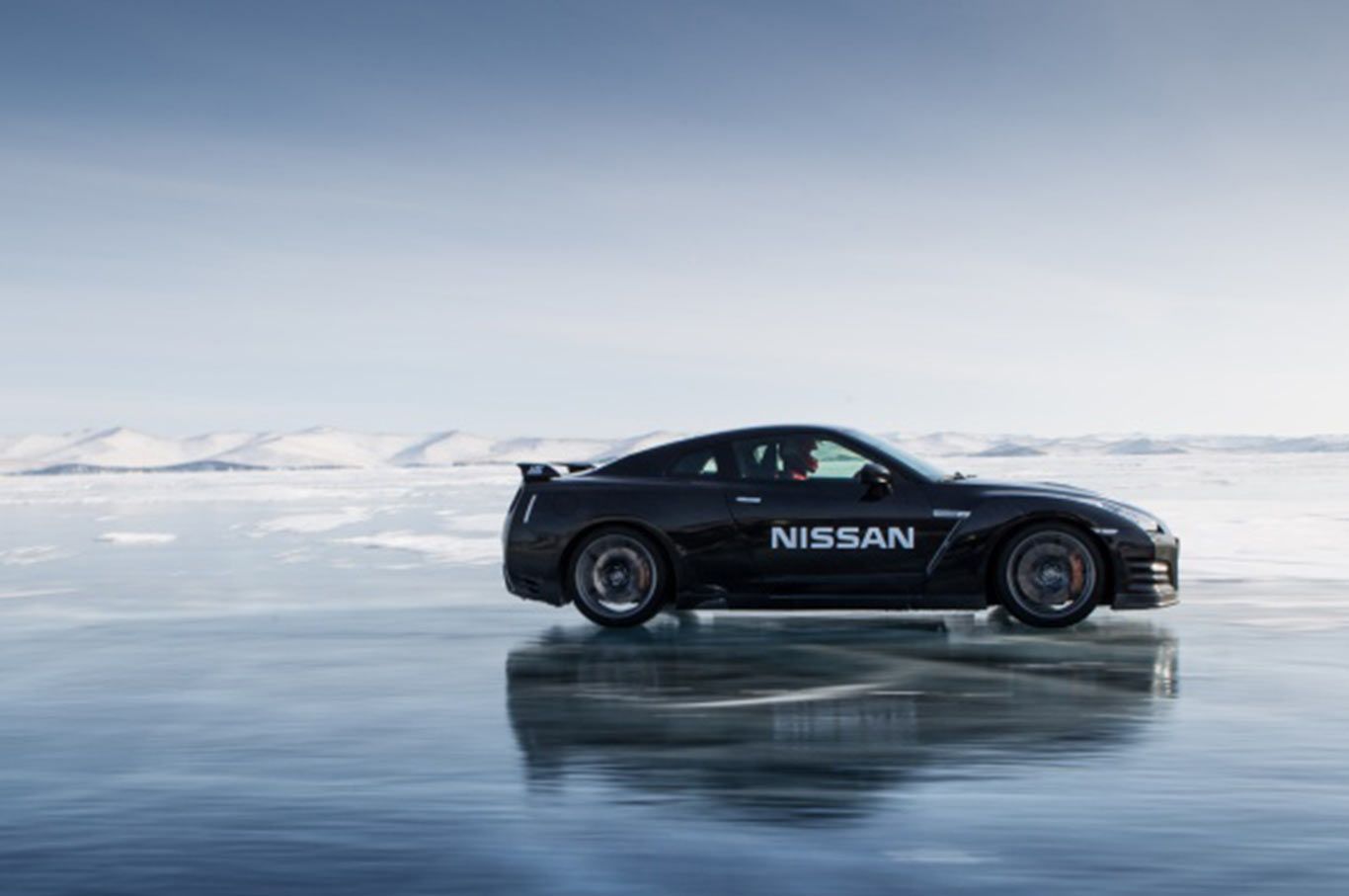 Foto 2 Nissan-GTR-corre-sobre-hielo-a-294-kph