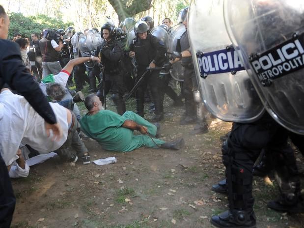 Borda represion-telam