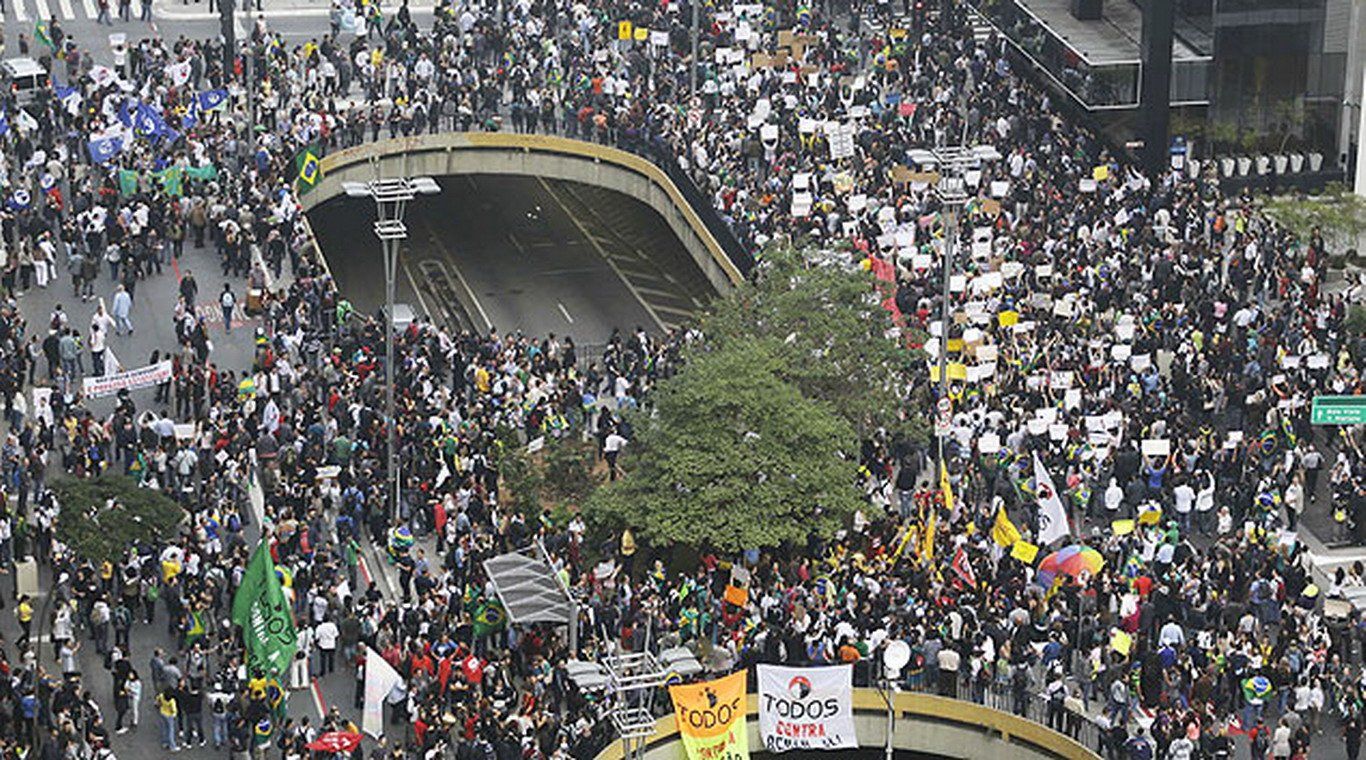 Brasil protestas puente calle new