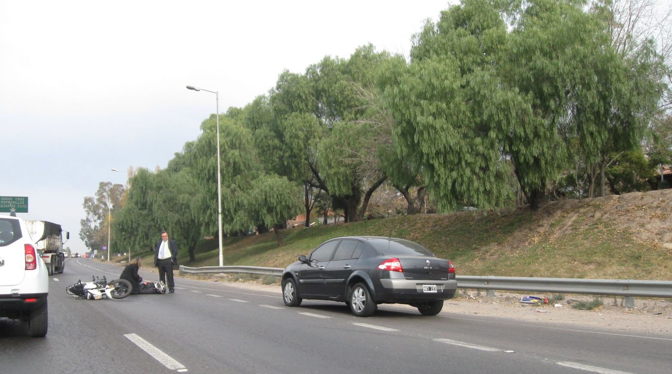 Acceso Sur motociclista tirado lejos new