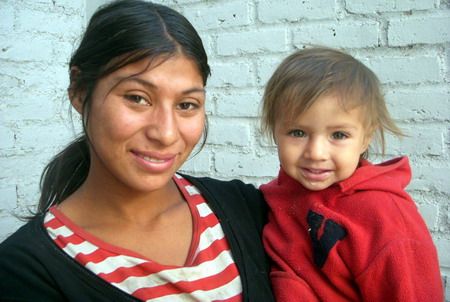 Mujer niña fachinal basural int