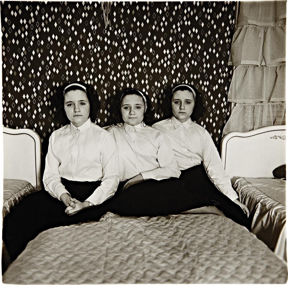 Diane arbus-the-weird-and-the-wonderful-triplets-in-their-bedroom-NJ- 1963