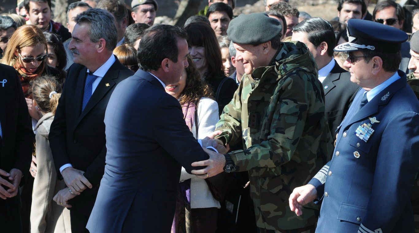 Acto Manzano Histórico Paco saluda a Milani