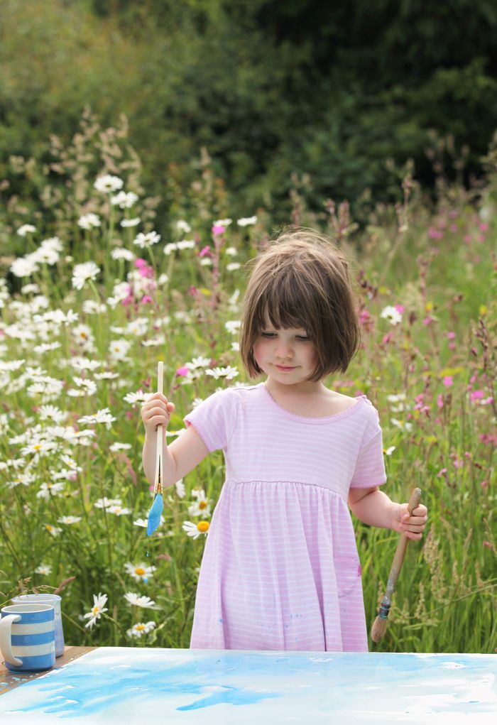 Nena de 3 años pintando