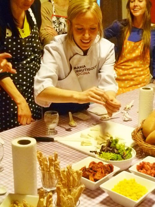 Maria Urrutigoity cocinando