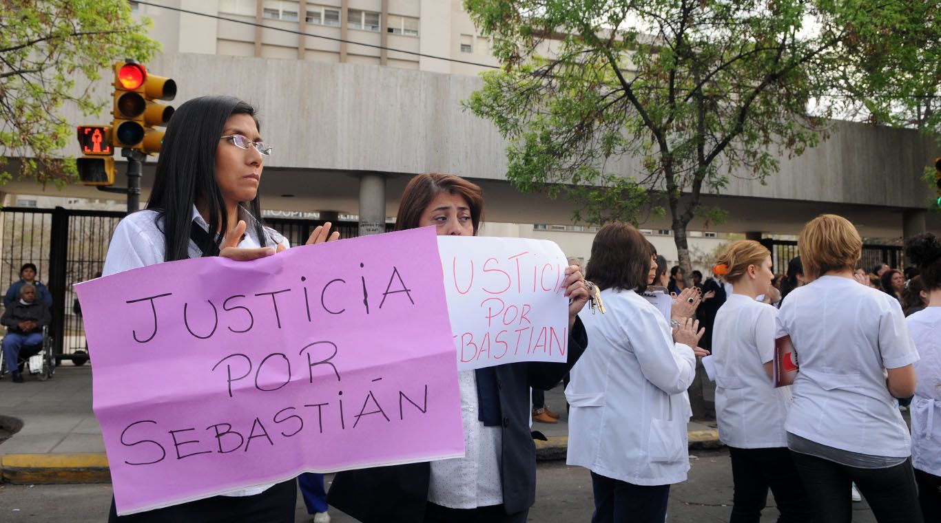 Sebastián Prado protesta-Hospital Central-crimen-NUEVO (1)