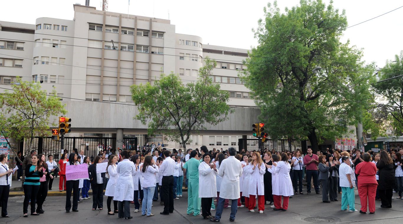 Sebastián Prado protesta-Hospital Central-crimen-NUEVO (2)