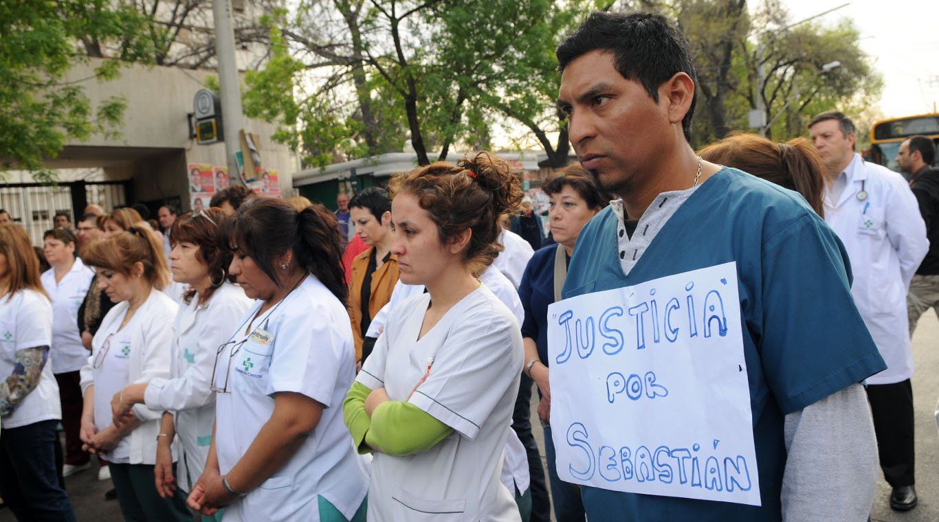 Sebastián Prado protesta-Hospital Central-crimen-NUEVO (3)