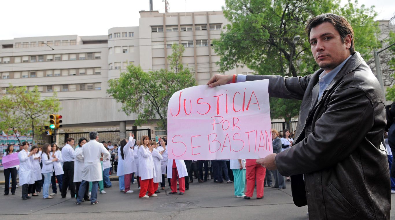 Sebastián Prado protesta-Hospital Central-crimen-NUEVO (4)