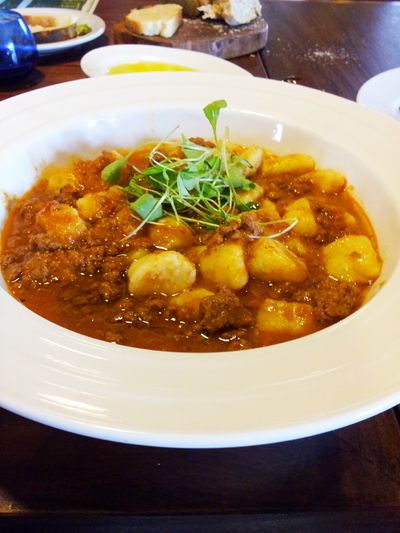 Ñoquis con bolognesa