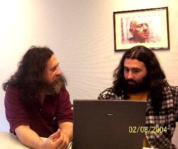 Richard Stallman y Daniel Olivera (integrante de Ututo)
