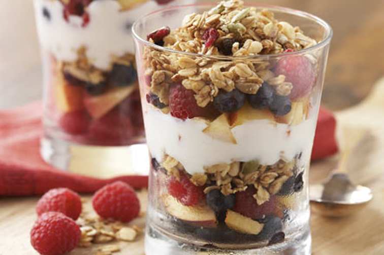 Vaso de yogur frutas granola