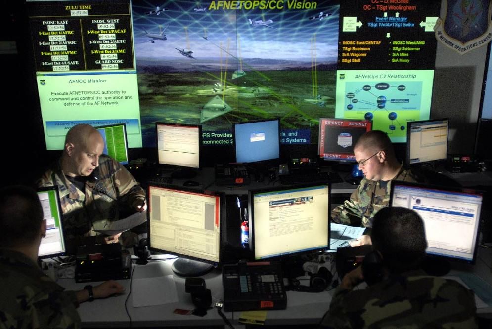 Militares revisando_ordenadores_ciberataque