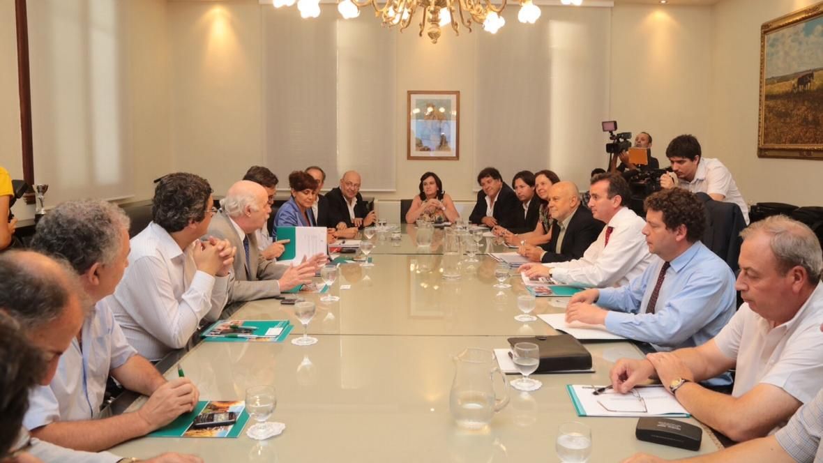 Tuits goberanador con Casamiquela