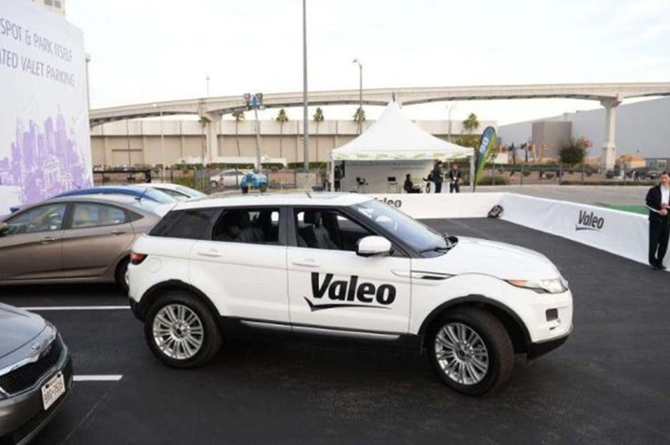 Range Rover-estaciona-sola