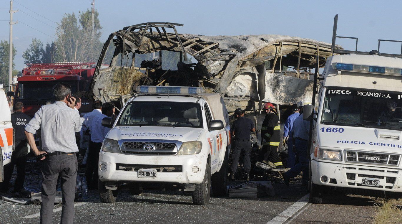 Choque frontal micro y camión robado acceso este 12