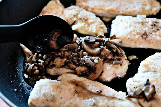 Cubrir pechugas con hongos