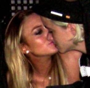 Beso lohan con amiga interior