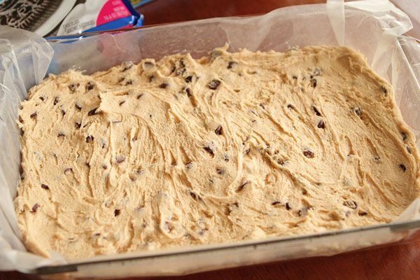 Poner masa de galletas