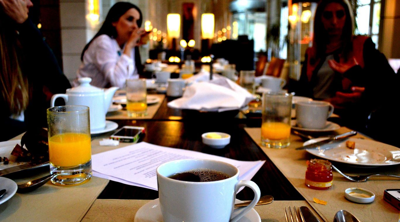 Desayuno mujeres vino (1)