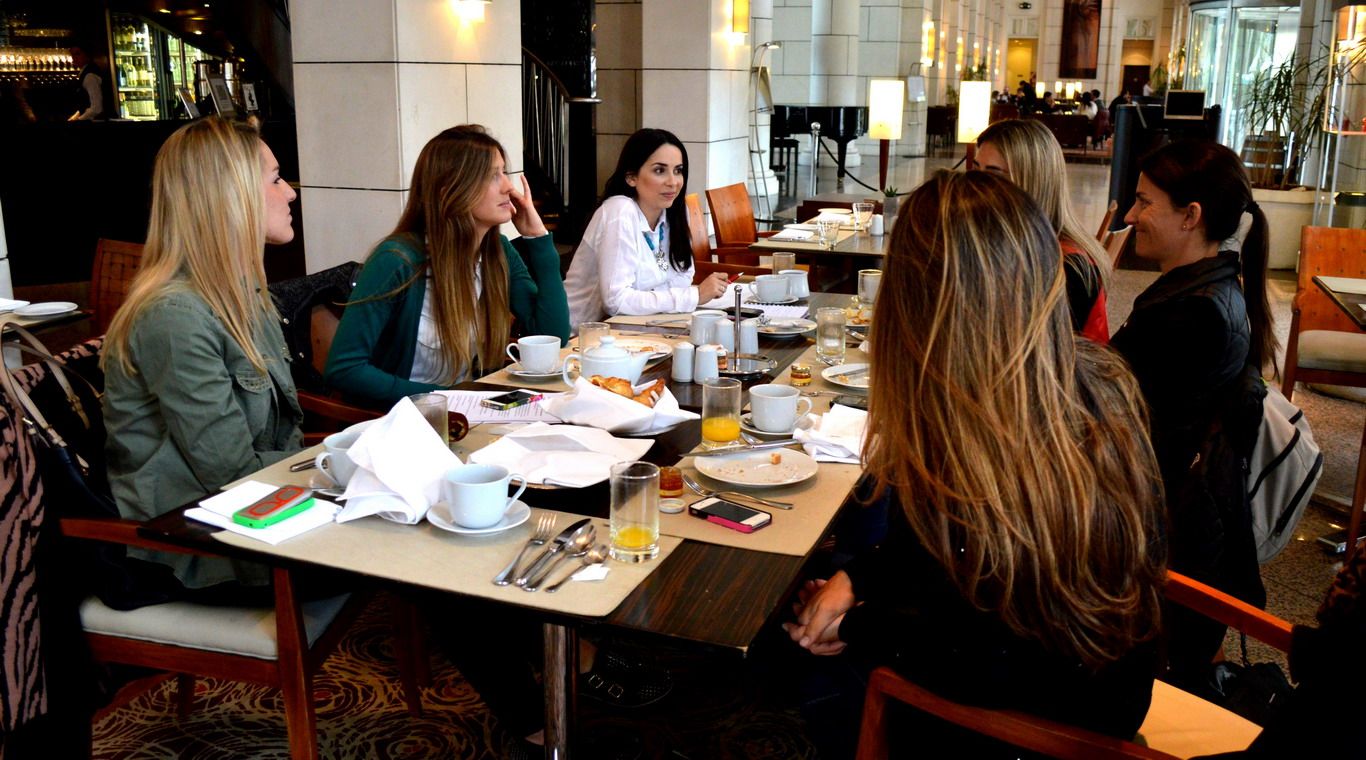 Desayuno mujeres vino (11)